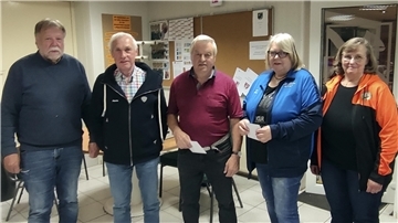Ligaleiter Horst Klintworth (links) und Bezirkssportleiterin Ute Siems (rechts) gratulierten den drei Erstplatzierten der Senioren 3 bis 5: Norbert Hesse (Mitte), Martin Brünjes und Marion Busch.