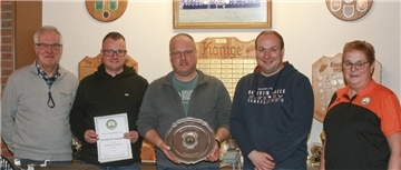 Ligaleiter Klaus Poppe (links) und die stellvertretende Bezirkspräsidentin Renate Viebrock (rechts) gratulierten dem siegreichen Team des SV Iseler mit Heiko Matthias (von links), Andre Matthias und Ralf von Kampen.