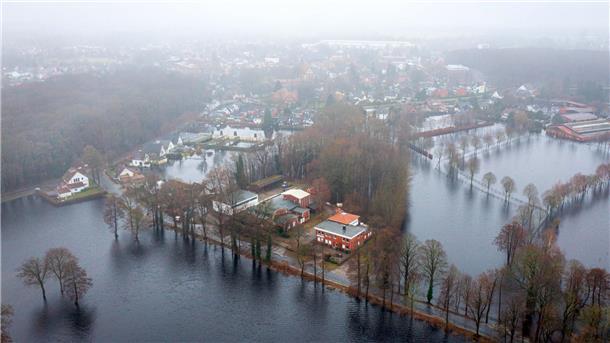 Das Hochwasser von oben: So schlimm ist die Lage im Norden (Bilder) Lilienthal: Wasser steht auf den Feldern.