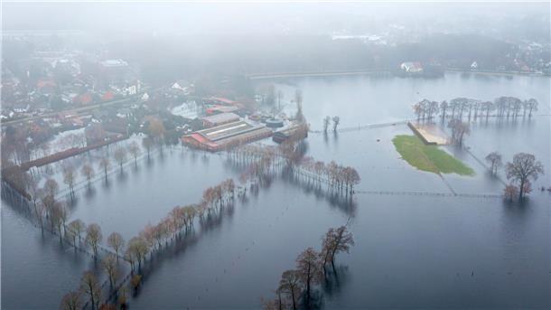 Das Hochwasser von oben: So schlimm ist die Lage im Norden (Bilder) Lilienthal: Wasser steht auf den Wiesen einer Reitsportanlage.