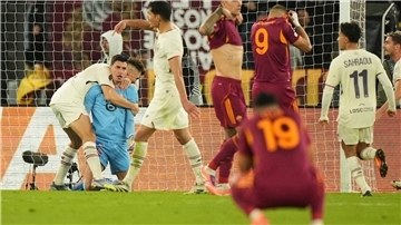 Lilles Keeper Berke Özer wurde gegen die AS Rom zum gefeierten Matchwinner.