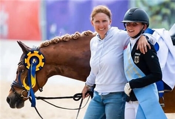 Lilli von Helldorff mit ihrer stolzen Mutter und Trainerin Inga.