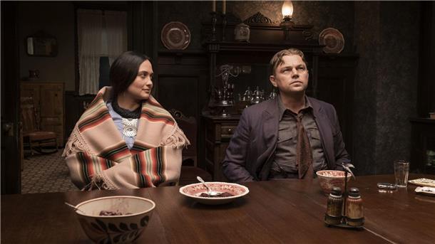 Lily Gladstone als Mollie Burkhart und Leonardo DiCaprio als Ernest Burkhart in einer Szene des Films „Killers of the Flower Moon“.