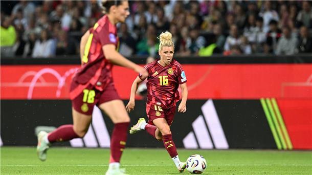 Hacke, Spitze, eins, zwei drei: Spielmacherin Linda Dallmann Linda Dallmann glänzte beim 4:0 gegen die Niederlande