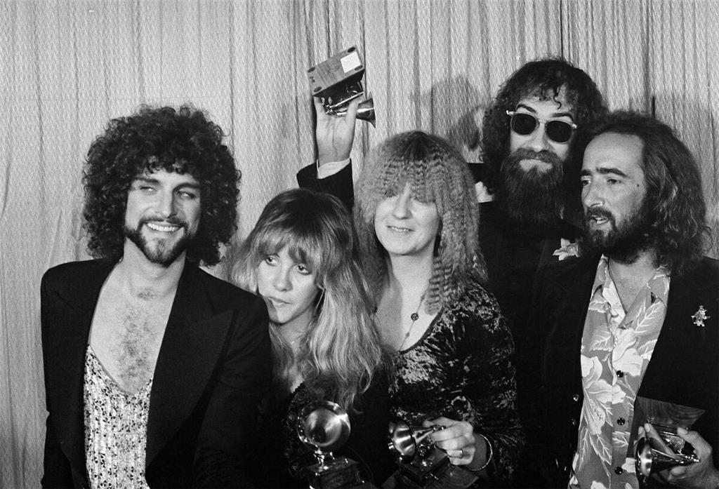 Berühmte Breakup-Alben der Popmusik Lindsey Buckingham (l-r), Stevie Nicks, Christine McVie, Mick Fleetwood und John McVie, Mitglieder der Rockgruppe Fleetwood Mac, posieren mit ihrem Grammy Award für das Album des Jahres „Rumours“.
