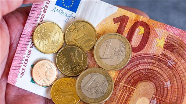 Linken-Chef Schirdewan fordert, den Mindestlohn von derzeit 12,41 Euro auf 15 Euro zu erhöhen.
