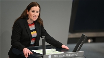 Linken-Vorsitzende Janine Wissler spricht sich gegen schulische Hausaufgaben aus.