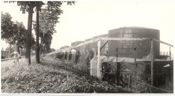 Links im Bild die Strandallee, rechts das Esso-Tanklager.