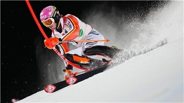 Linus Straßer verpasste seinen möglichen dritten Sieg beim legendären Nachtslalom von Schladming.