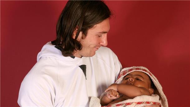 Lionel Messi hält 2007 das Baby Lamine Yamal im Arm.
