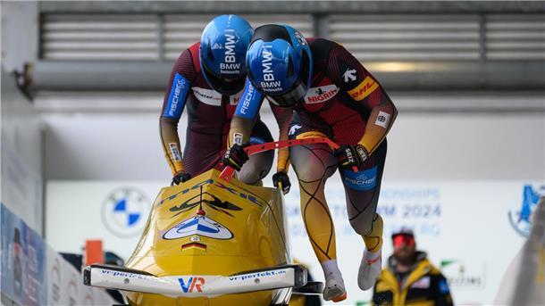 Lisa Buckwitz und Anschieberin Vanessa Mark auf dem Weg zum WM-Titel.