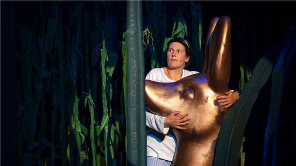 Bilder des Tages Lisa Guth agiert während der Fotoprobe am Theater Bremen für das Theaterstück „Der Zauberer von Öz - Eine Fußballtragödie“.