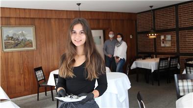 Lisa Marie Ahrens ist in den Betrieb der Eltern eingestiegen. Die „Bauernschänke“ in Bramstedt ist damit langfristig gut aufgestellt.