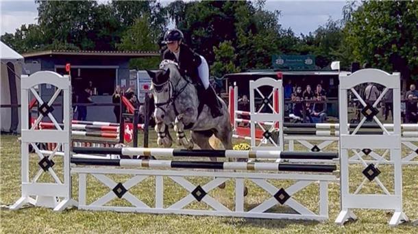 Lisa von Helldorff vom Reitverein Zeven gewann nicht nur die Dressurprüfung der Klasse L. Auch in der Stilspringprüfung Klasse A* und der Springprüfung Klasse A** belegte die Oerelerin vordere Plätze.