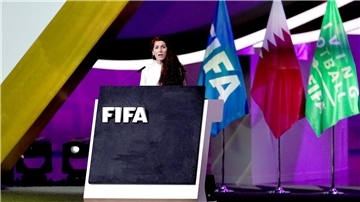 Lise Klaveness - hier bei einem FIFA-Kongress in Doha - äußerst sich immer wieder kritisch über Infantino.