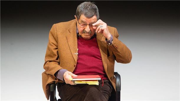 Ripp-Chic für „Drinnies“? Warum es ein Cord-Comeback gibt Literaturnobelpreisträger in Cordhose: Der Schriftsteller Günter Grass (1927-2015) liest aus seinen Gedichten vor. (Archivbild von 2013)