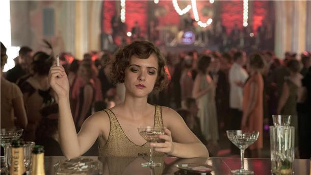 Warum deutschsprachige Serien im Ausland angesagt sind Liv Lisa Fries in einer Szene der dritten Staffel der deutschen Serie "Babylon Berlin" (undatierte Aufnahme). Deutsche Serien werden immer beliebter im Ausland.