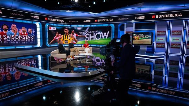 Live-Fußball im TV kostet viel Geld und ist auch in dieser Saison teurer geworden. Sky wirbt derzeit mit einem Angebot, das für Neukunden im ersten Jahr 25 Euro pro Monat kostet und danach 35,50 Euro im Jahres-Abo.