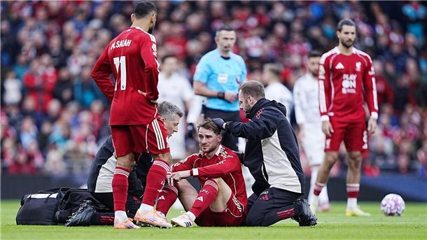 Vierte Pleite in Serie für Liverpool - 1:2 gegen Man United Liverpool’s Alexis Mac Allister konnte nach einer Kopfverletzung mit Verband weiterspielen.