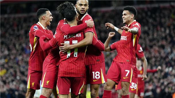 Liverpools Cody Gakpo feiert den ersten Treffer mit seinen Teamkollegen.