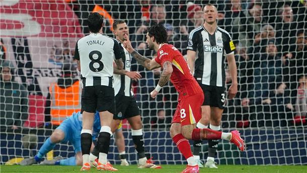 Liverpool baut ohne Trainer den Vorsprung aus Liverpools Dominik Szoboszlai feiert den ersten Treffer seiner Mannschaft.
