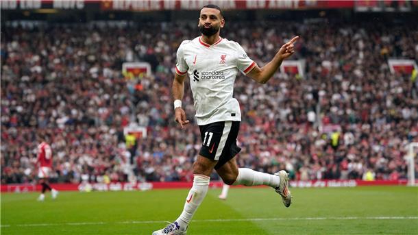 Sieg bei Manchester United - Liverpool startet perfekt Liverpools Salah jubelt über sein Tor zum 3:0 bei Manchester United.