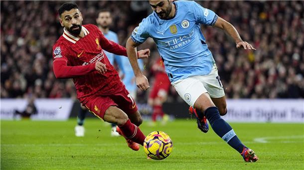 Liverpools Torschütze Mohamed Salah im Duell mit Man Citys Ilkay Gündogan
