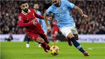 Liverpools Torschütze Mohamed Salah im Duell mit Man Citys Ilkay Gündogan