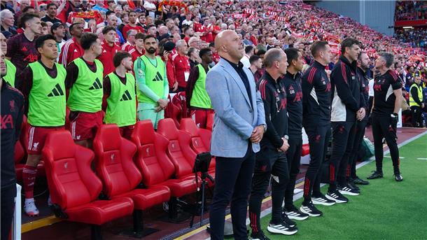 Liverpools Trainer Arne Slot während der Schweigeminute.