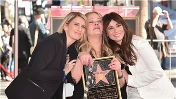 Liz Feldman (l-r), Christina Applegate und Linda Cardellini posieren beim „Walk of Fame“ in Hollywood.