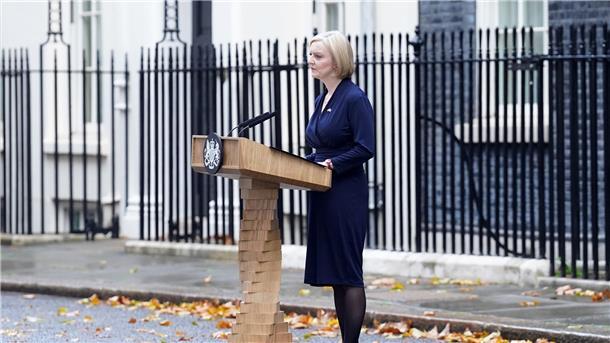 Premier Truss gibt auf - Boris Johnson erwägt Kandidatur Liz Truss gibt vor der 10 Downing Street eine Erklärung ab. Sie tritt nach nur sechs Wochen im Amt zurück.
