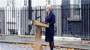 Liz Truss gibt vor der 10 Downing Street eine Erklärung ab. Sie tritt nach nur sechs Wochen im Amt zurück.