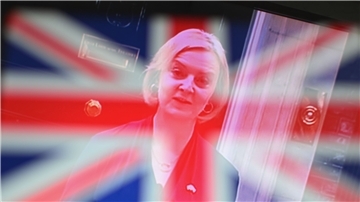 Liz Truss gibt vor der 10 Downing Street  ihren Rücktritt als Premierministerin bekannt.