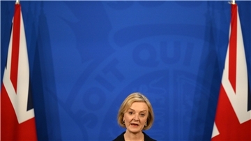 Liz Truss, Premierministerin von Großbritannien, spricht während einer Pressekonferenz in der Downing Street.