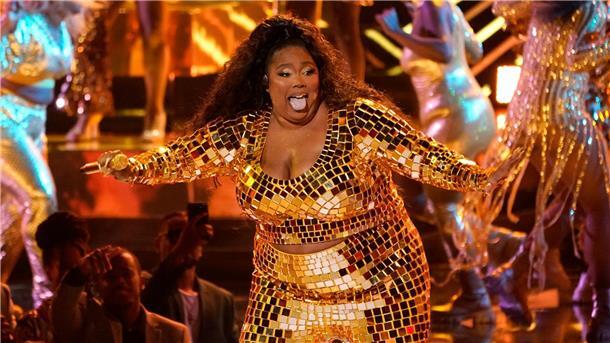Lizzo performt bei den BET Awards im Microsoft Theater in Los Angeles.