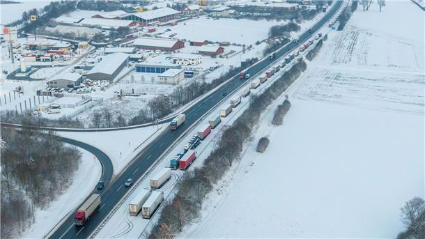 Autobahn in Hessen weiter gesperrt - Lkw-Fahrer stirbt LKW auf der Autobahn A5 Richtung Norden stehen bei Schnee und Eis im Stau.