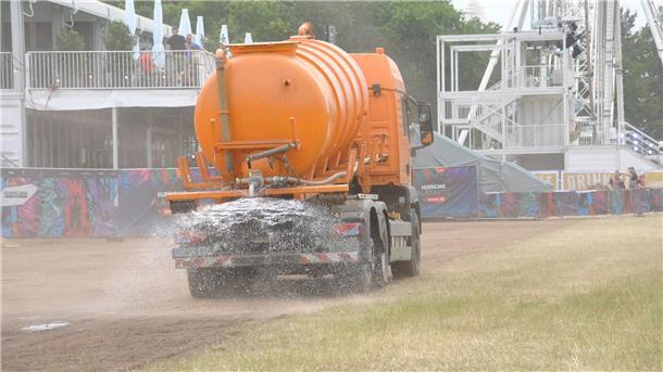 Hurricane-Festival: Gute Stimmung auch bei den Helfern - hält das Wetter? Lkw sind im Infield unterwegs, um das staubige Gelände vor dem Besucheransturm zu bewässern.