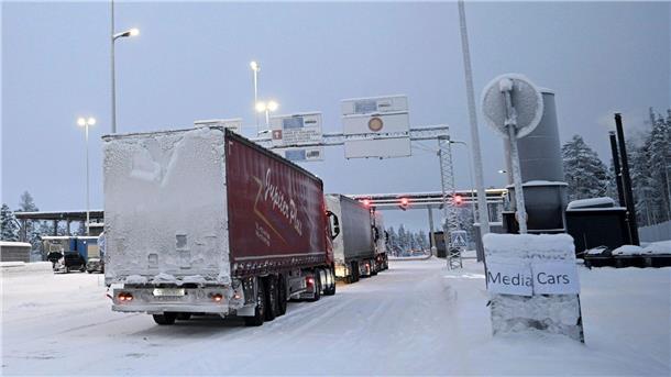 LKW stehen an der internationalen Grenzübergangsstation Raja-Jooseppi.