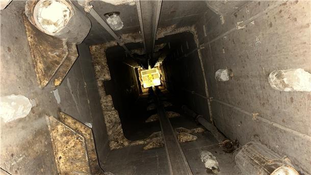 OP-Saal, Kachelofen, Pinguin-Deko: Blick ins Innere der „Polarstern“ Loch im Schiffsköper: Unter dem Schiff führt ein Schacht über viele Meter nach oben. Er dient der Probenemtnahme.