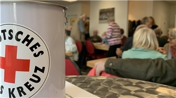 Deutsches Rotes Kreuz (DRK) Ortsgruppe Lunestedt organisiert gemeinsames Essen unter dem Motto "Gemeinsam schmeckt es besser". 