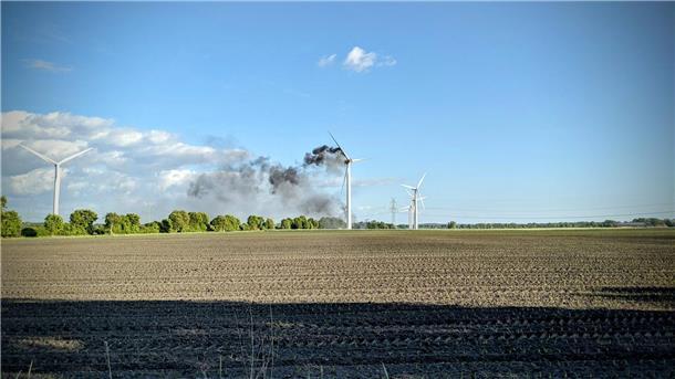 Brand zerstört Windkraftanlage bei Bremervörde vollständig Lodernde Gondel: Windrad bei Iselersheim vollständig ausgebrannt
