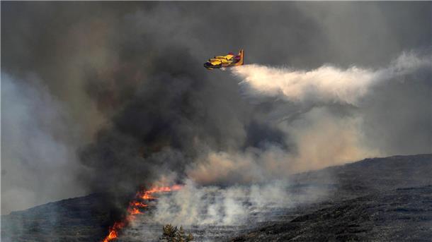 Griechenland: Löschflugzeug abgestürzt Löschflugzeug im Einsatz gegen die Flammen in Griechenland. (Symbolbild)