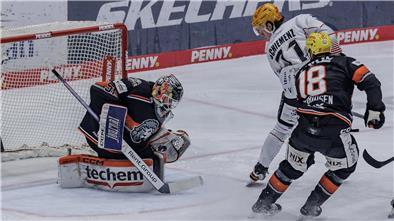 Pinguins springen nach Sieg in Frankfurt auf den dritten Tabellenplatz Löwen-Torwart Cody Brenner ist hier gegen seinen früheren Mitspieler Cedric Schiemenz auf der Hut. Am Ende hatte aber der Pinguins-Profi das bessere Ende für sich.