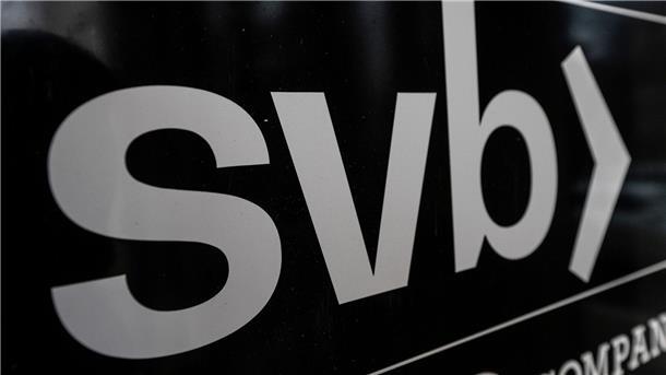 Bafin macht Silicon Valley Bank Deutschland dicht Logo vor der Eingangstür der Deutschen Dependance der Silicon Valley Bank (SVB) im Frankfurter Westend.