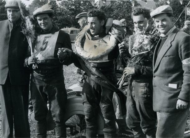 Motorräder: Geliebt im Alltag und als Rennmaschinen Lorbeerkranz und Blumen für die Sieger beim Motorradrennen.