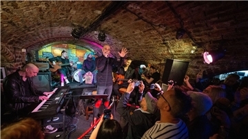 Lord Of The Lost geben im legendären Cavern Club ein Unplugged-Konzert.