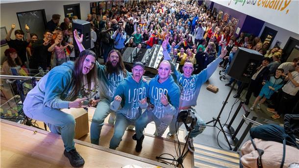 Ukraine-ESC in der Stadt der Beatles Lord of the Lost gibt im Atrium der deutsch-britischen St. Hildas High School in Liverpool ein Konzert.