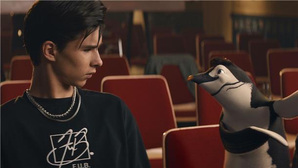 Loris Sichrovsky als Jo Wieland in einer Szene des Films „Die Schule der magischen Tiere 2“.