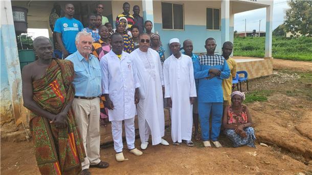 Auf dem Foto ist Lothar Welke in Afrika vor einer unvollständigen Krankenstation zu sehen. 