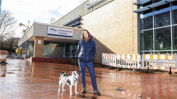 Berliner Oben-ohne-Aktivistin erhält Drohungen Lotte Mies steht mit ihrem Hund vor der Schwimmhalle Kaulsdorf. Die Berlinerin hat erreicht, dass das Oben-ohne-Baden in Berliner Schwimmhallen für Frauen nicht mehr zum Problem werden soll - und berichtet von einer Morddrohung.